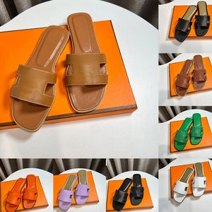 2024 Sandalias de diseñador Zapatillas de cuero Flip Flops Diapositivas de moda Luxe para mujer Sala de damas Mule Claquette Sandles Negro 35-42 Verano Tacones bajos Zapatos de mujer