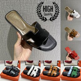 2024 Sandalias de diseñador zapatillas de cuero Flip Fashion Tlides de lujo Luxe Womens Dames Room Mule Claquette Sandles Negro 35-42 Tacos bajos de verano zapatos de mujer