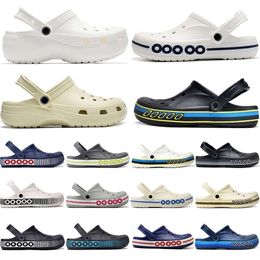 2024 Designer Sandales Femmes Mens trous classiques talons plats Sandale Rubber Summer Beach Shoes Clogs Mules Slides Females Sliders Luxury Slippers Claquette