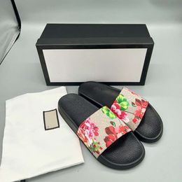 2024 Sandalias de diseñador Sliders para mujer Slides Woody Flat Mule La firma de la Maison adorna la suela interior El diseño fácil de poner hace que este piso sea una esencia de verano