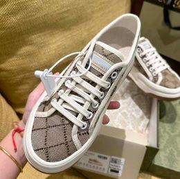 2024 Designer Shoe Alphabet broderie Couleur assortie de toile à semelle épaisse rétro Chaussures Femmes Lovers Muffin Bottom Tennis 1977 Sneakers Casual Fashion D88