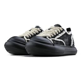2024 Chaussures de créateurs Confortables Semelle épaisse résistante à l'usure quotidienne Augmentation des chaussures de planche d'aide haute et basse Hommes et femmes Les mêmes chaussures de sport noires Baskets d'extérieur