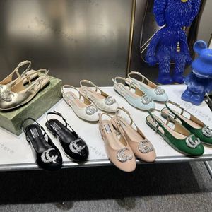 2024 Chaussures de créateurs Mary Sandales Sandales Gente Femme Douce Chaussures de robe NOUVEAU Square Boucle plate fond Baotou Single Chaussures Career Loafers Taille 35-40
