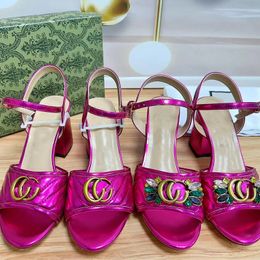 Diseñador Tacones de lujo de 7 cm Decoración de hebillas de metal Slingbacks de tacones de cuero Sandalias para mujeres Lady Party Designer zapatos de vestir clásico