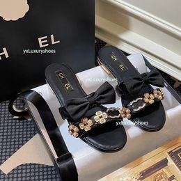 2024 Chaussures designer Salais de sandales plates pour femmes parisiennes Embellissements de perles de luxe Pantannières de qualité supérieure, élégants pantoufles de princesse perle