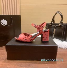 2024 Chaussures de créateurs Sandales de mariage Sandales Casual Shoes Femme Double