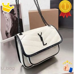 2024 Bolsos de hombro de diseñador Bolsos de moda para mujer Bolso de asas en forma de Y Clásicos de piel de becerro negro Rayas diagonales Cadenas acolchadas Doble solapa