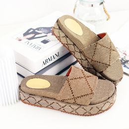 2024 Sliders de diseñador Sliders Fashion Sandals de verano Flip Flip Slides de cuero zapatos casuales 35-45