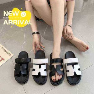 2024 Designer Slippers Chypre Nouveau été une ligne avec des sandales pour les tongs des femmes à plat