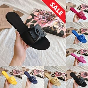 2024 Designer slippers letters gat luxe luxe claquette voor dames dames zomerse casual glijbanen schuifregelaars sandalen vrouw muilezels zand room strand schoenen hond