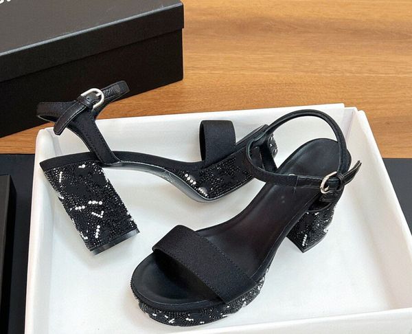 2024 Designer Slippers Sandals Rubber Sold Smed Tissus Pantres de Fashion Summer LETTRE DE VENDRE CHAUD
