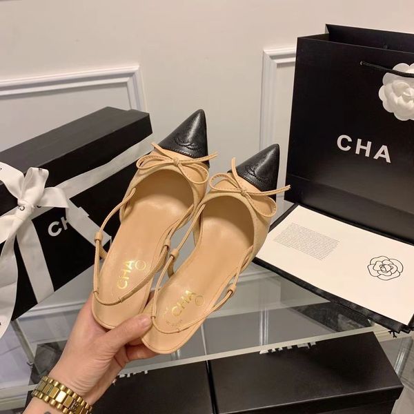 2024 Designer Small C Style C Style Femme des femmes Médinais Élégant Triangle d'été Sandales Femmes Backless Talons Luxury Chaussures Talons pour femmes