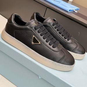 2024 Designer Solid Color Flat Board Shoes Paar Casual Sports Vintage Style Metal Logo Decoratie Lane Leather Minimalistisch School Student Flat Sole Board Shoes