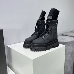 2024 Designer Stretch Tricot Moto Bottes Femmes Retour Fermeture À Glissière À Lacets Semelle Épaisse Bottes Courtes Femmes Classique Noir Luxe Hauteur Augmentation Bottes