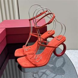 2024 Designer Sandales d'été Mode Bout carré Femmes Chaussures Sexy Luxe Talons hauts Concis Boucle Sangle Décor En Cuir Véritable Zapatos De Mujer Elina