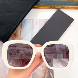 2024 Lunettes de soleil de créateurs pour hommes Lunettes de soleil Sunshade en plein air Fashion Classic Women Sunglasses Mirror avec boîte