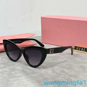2024 Gafas de sol de diseñador Mu Cat-Eye for Women Letter Peplum Gafas de sol Premio