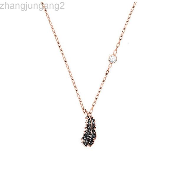 2024 Designer Swarovskis Jewelry Shi Jia 1 1 Modèle d'origine petit collier de plumes noires clair