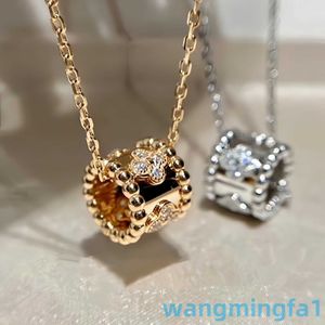 2024 Designer Vans Collier en nid d'abeille à quatre feuilles Petit collier kaléidoscope pour femmes 18k Trèfle Chaîne de clavicule en diamant complet en couple