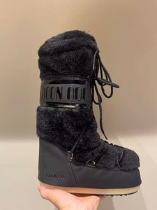 2024 Designer Bottes de neige d'hiver Femmes Cross Luxe Attaché Bout rond Tissu en coton Chaussures chaudes Femmes Hauteur Augmentant les bottes hautes Botas Moony