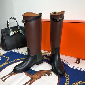 2024 designer botas femininas calças de couro joelho bota cadeado metal folheado cunha em forma de amêndoa tomada elasticidade estilo passarela botas