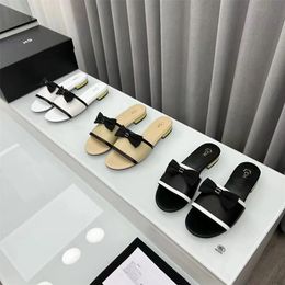 2024 Designer Sandals pour femmes Summer Summer Luxury Fashion Street Casual Flat Shoes Flat Shoes Women's Bow Two Slippers