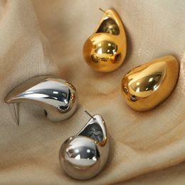 2024 La personalidad del diseñador Xitai Queenjewellery es simple y versátil. Gotas de agua ahuecadas geométricas y pendientes chapados en oro de acero de titanio con textura esmerilada