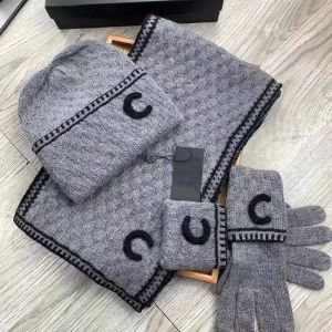 2024 Diseñadores Gorro de punto Bufanda para mujeres Conjuntos de hombres Diseñador de lujo Chal Bufandas de cachemira Guantes Conjunto doble y conjunto de tres piezas Adecuado para invierno G241295PE-3