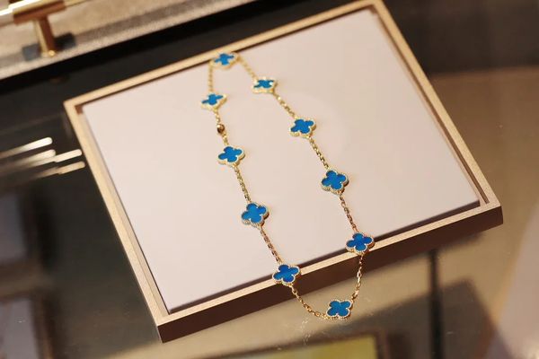 2024 Collier de créateurs pour femmes de luxe 18 carats avec 10 fleurs Pendentif trèfle à quatre feuilles Colliers de qualité supérieure Chaîne classique en or pour bijoux de mariage avec boîteQ3