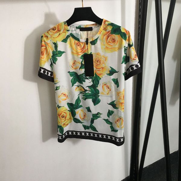 2024 Diseñadores camisetas de moda camisetas mujeres nuevas hoja de plátano verde amarillo flores de rosa pola pola amarilla blanca rosa flores impresas camiseta de manga corta