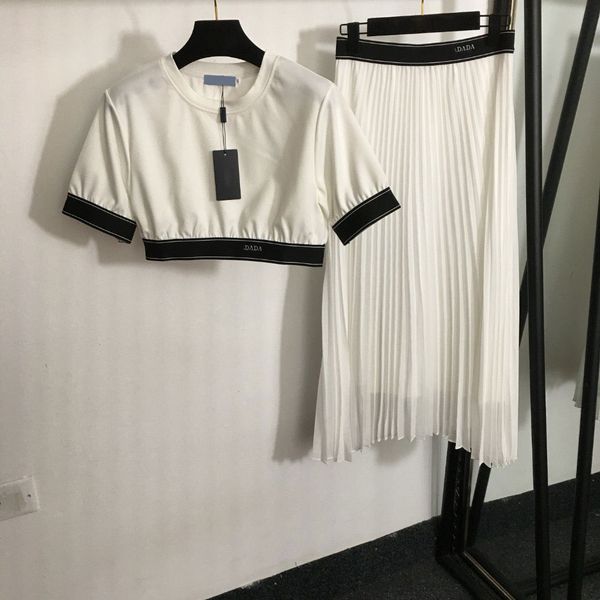 2024 Designers T-shirts Femmes Femmes Two Piece Set Two Piece Robe Nouveau set Taille Brave à manches courtes T-shirt High Tobe High Wisted Halp Jirt White Black S-XL