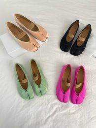 2024 Designers Femmes Ballet Toe Partiage Chaussures Sandales à talons plats Pinchez les pantoufles Sandales tissées en cuir Sandales Tlines Ladies Taille 35-41
