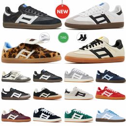 2024 Designer Chaussures décontractées Plaque Forme blanche Core Black Gum Leopard Silver Grey Navy Flat Mens Womens Walk Sports Sneakers Luxe Chaussure Sneakers