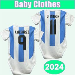 2024 Di Maria Baby Clothes Occer Jerseys Martinez Romero de Paul Mac Allister J.Alvarez Tagliafico Home Football Shirts Shirts Uniforms courts