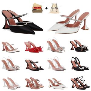 2024 Chaussures robes Crystal Amina Muaddi Pumps Boucle Transparent Diamond Sandales Shine Square Amina Muaddi Talage Clear Wine Cup Vide Sexy Women Shoe Summer