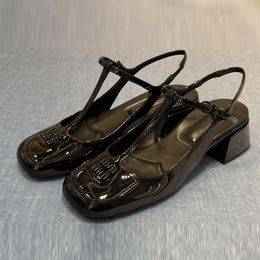 2024 Chaussures robes Sandales Femelle Tempérament de mode d'été Patent Cuir Mary Jane Chaussures pour femmes peu profondes Chaussures célibataires à talons hauts Chaussures Sandales