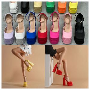 2024 Dress Shoes Dames Stiletto Sandals Luxurys Designers Platform Pomp Pomp enkelriem metalen gesp geworden Toe Wrap Evening Schoenen Party Bruiloft Hakken