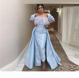 2024 jurken dragen vintage satijnen strapless a-lijn a-line veren top Dubai Arabisch licht blauw overskirts vrouwen formele avondjurken met cape