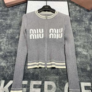 2024 Damessweater voor het vroege najaar Nieuwe patchwork-lettergebreide top met klassieke kleuraanpassing, eenvoudige en casual veelzijdigheid