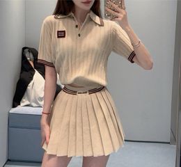 2024 Vroege Lente Nieuwe College Stijl Contrasterende Gestreepte Polo Hals Korte Mouwen Gebreide Shirt Top Geplooide Halve Rok Set voor Vrouwen