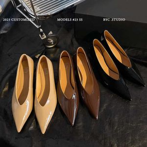 Chaussures pointues en cuir de vache à talons fins pour grand-mère, bouche en V, liste de produits européens, petites femmes françaises, début du printemps 2024, 240220