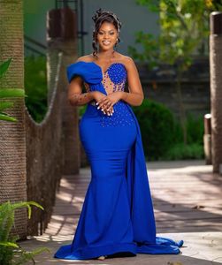 2024 Elegant Arabisch Royal Blue Mermaid Prom Dresses Sheer Long Sleeves Parels kralen Sexy Slim gemonteerde lange satijnen formele avondjurken Afrikaanse vrouwen speciale gelegenheid