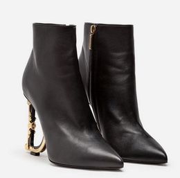 2024 Elegante diseñadora de marca Women Keira Boots Boots Black Patent Booties con cadena Charm Lollo High Heels Boot Lady Walking Shoe Eu35-43 con caja