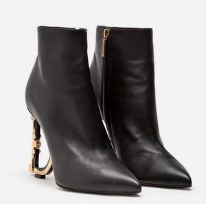 2024 Femmes de créateurs de marque Elegant Keira Boots Boots Boots en cuir breveté noir avec charme de chaîne Lollo High Talons Boot Lady Walking Shoe EU35-43 avec boîte