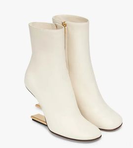 2024 Marca elegante Primeras botas de tobillo para mujer Desnudo Negro Blanco Cuero de napa Tacones en forma de F Tacones con punta redondeada Botas de metal de color dorado EU35-43 Caja