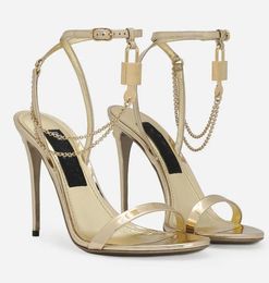 2024 Elegant merk Keira Patent Leather Women Sandalen schoenen Charm-verstrikte kettingzwart Goudgouden hangpompen Pumps Lady Gladiator Sandalias met doos. EU35-43