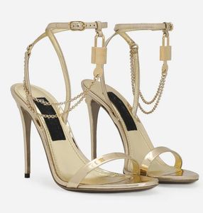 2024 Elegant merk Keira Patent Leather Women Sandalen schoenen Charm-verstrikte kettingzwart Goudgouden hangpompen Pumps Lady Gladiator Sandalias met doos. EU35-43