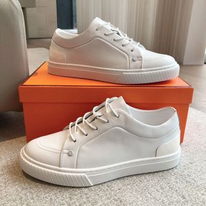 2024 Elegant Designer Mens Skate Shoate Nappa Leather Casual Trainters Chaussures Gris Blanc Blanc Sneakers Daily Footwes Wholesale Party Robe Skateboard Walking Board