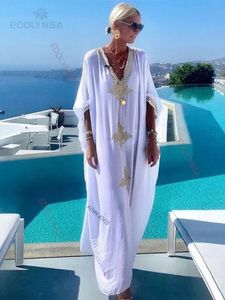 2024 Elegant gouden geborduurde Kaftan retro vneck witte jurk plus size dames kleding zomer strand slijtage vakantie jurken Q1373 240514