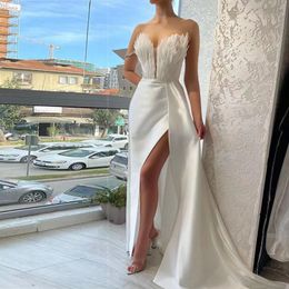 2024 Elegante satijnen veer zeemeermin moeder van de bruides met kralen sexy side sply -jurken Guestgraden bruidegom Mom mom elagant formele avondkleding vrouwen prom